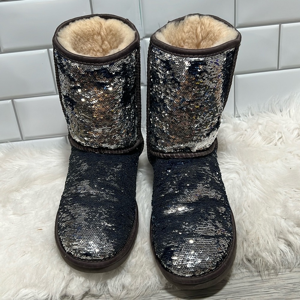 UGG Women's Classic Short Blue Silver Sequin Boots Booties Size 6 Sheepskin Fur